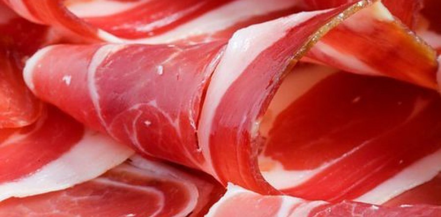 Những đốm trắng xuất hiện trên đùi heo muối iberico này là gì?