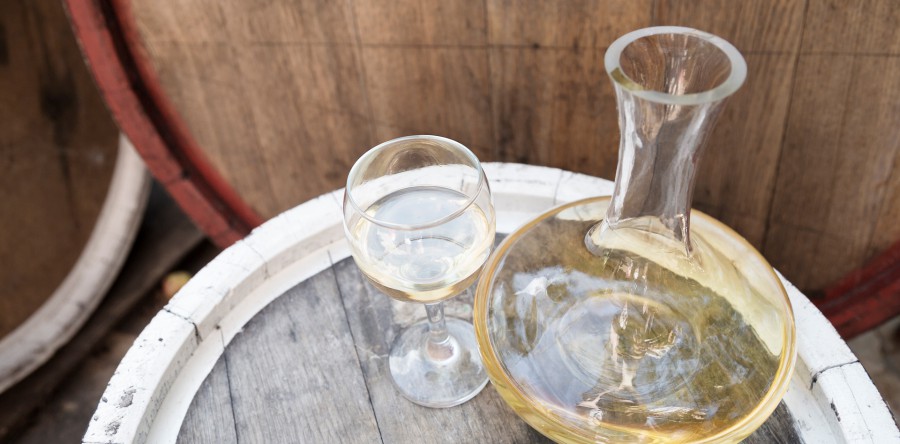 Rượu vang trắng có nên rót vào bình decanter không?